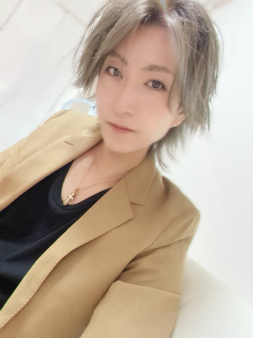 EIJI(ｴｲｼﾞ) ラウンジって飲むだけの場所だけじゃなく話す場所だったりもする