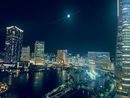 EIJI(ｴｲｼﾞ) 夜景は綺麗。写真はだいたいブレる