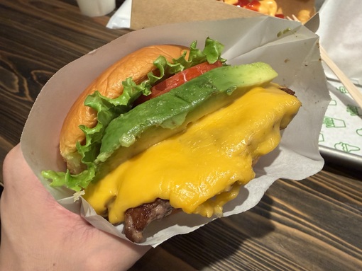 SHUN(ｼｭﾝ) チーズバーガー×アボカド🍔🥑