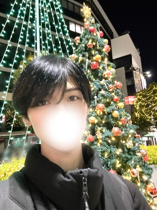 IKUYA(ｲｸﾔ) ツリーと一緒に📸