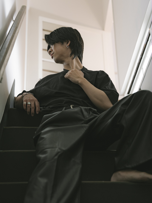 JIN(ｼﾞﾝ) 膝立ちで両手を後ろにさせて