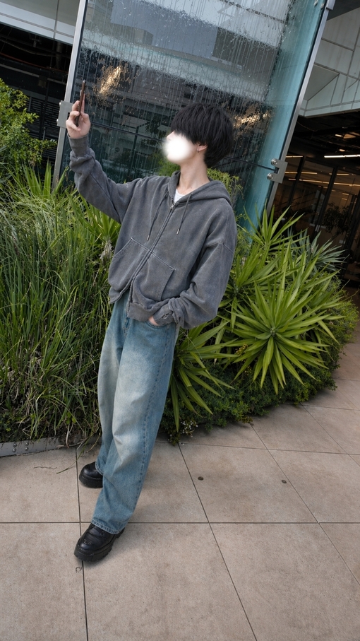 YOUTO(ﾖｳﾄ) 友達と写真撮影