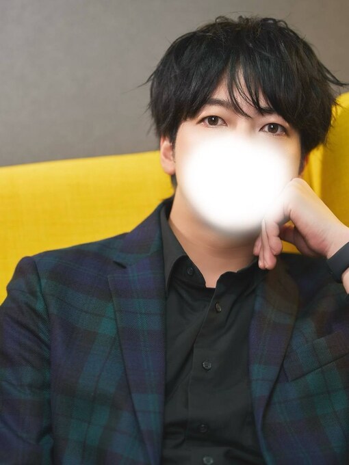 RYUSEI(ﾘｭｳｾｲ) 頬杖でカメラを見てる一枚