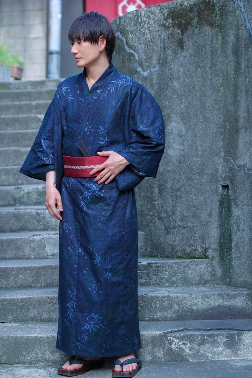 AINOSUKE(ｱｲﾉｽｹ) 手をつないで歩く道